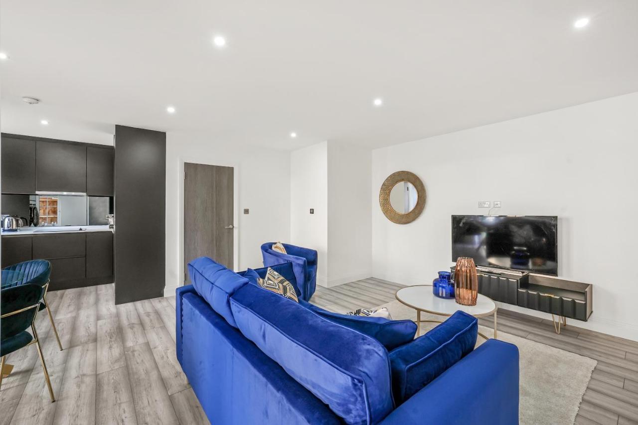 Drake House Apt 3 In Staines - Free Parking - Heathrow - Thorpe Park Buitenkant foto