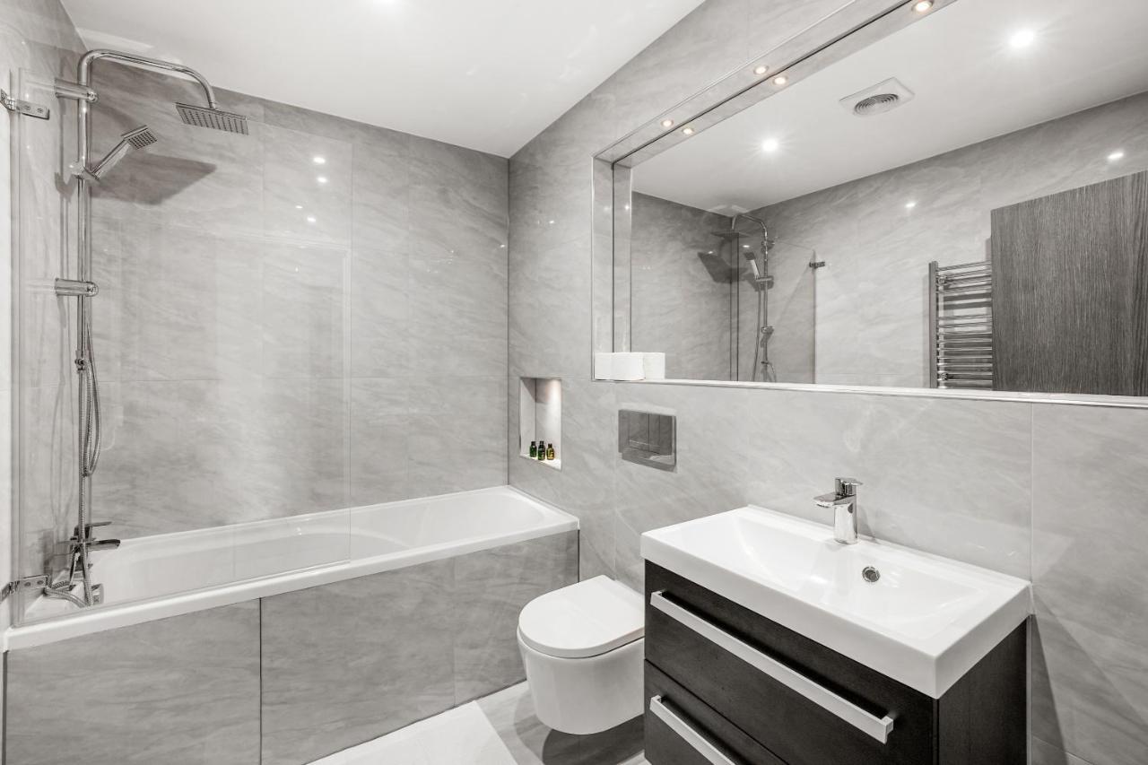 Drake House Apt 3 In Staines - Free Parking - Heathrow - Thorpe Park Buitenkant foto