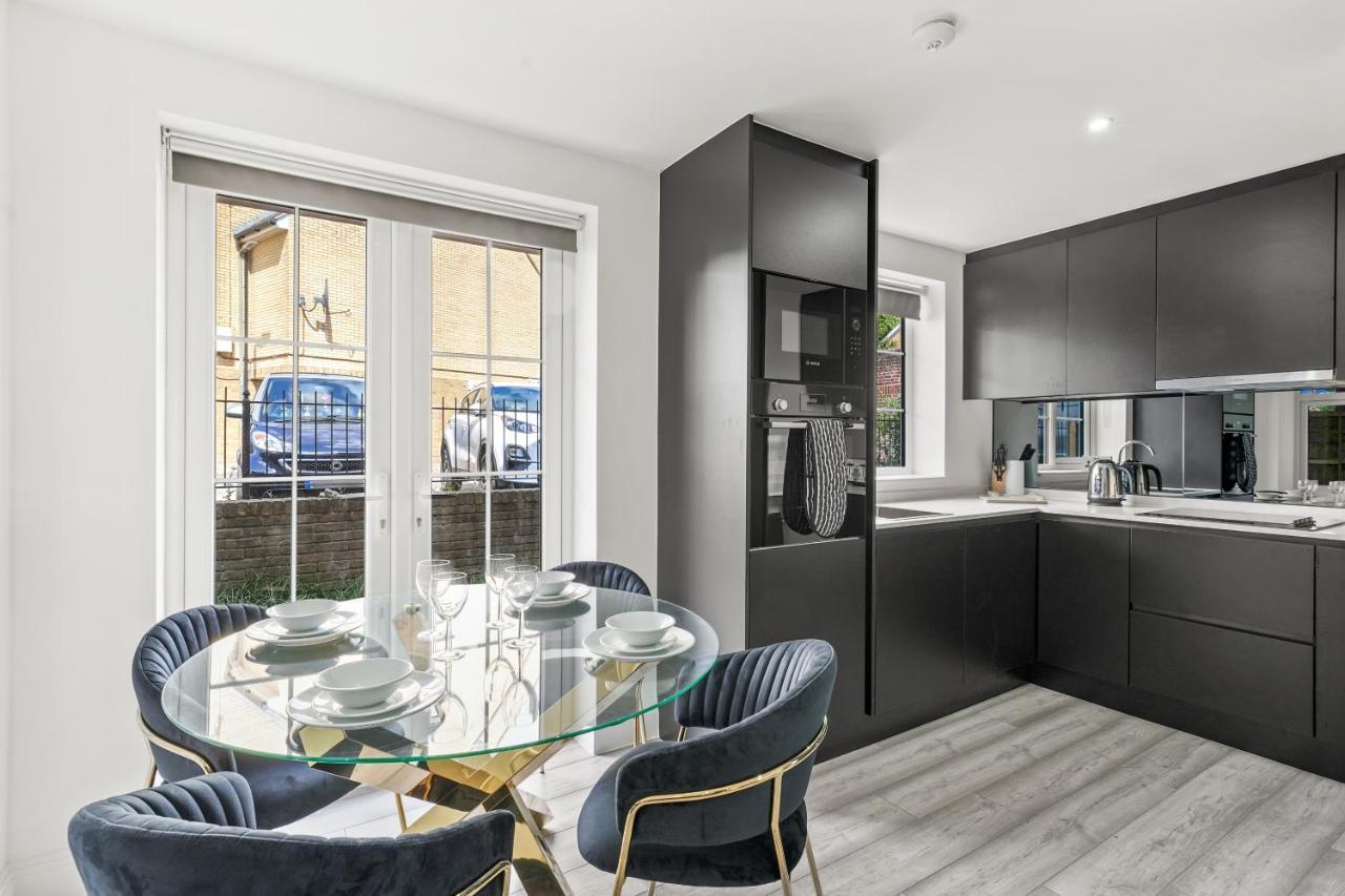 Drake House Apt 3 In Staines - Free Parking - Heathrow - Thorpe Park Buitenkant foto