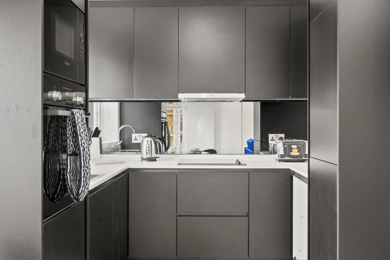 Drake House Apt 3 In Staines - Free Parking - Heathrow - Thorpe Park Buitenkant foto