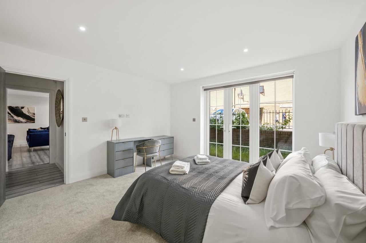 Drake House Apt 3 In Staines - Free Parking - Heathrow - Thorpe Park Buitenkant foto