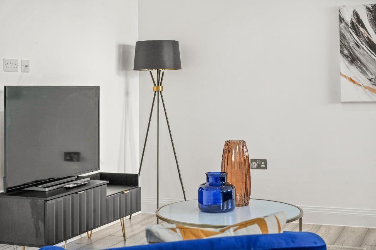 Drake House Apt 3 In Staines - Free Parking - Heathrow - Thorpe Park Buitenkant foto